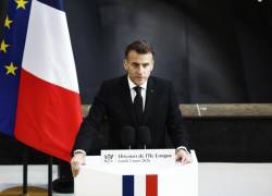 El presidente francés, Emmanuel Macron, pronuncia un discurso junto al submarino 'Le Temeraire' (El Temerario) en la base naval de submarinos nucleares de Ile Longue en Crozon, cerca de Brest, Francia, el 2 de marzo de 2026.