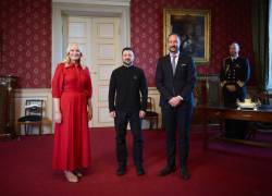 Esta fotografía, tomada y difundida por el Servicio de Prensa Presidencial de Ucrania, muestra al presidente de Ucrania, Volodymyr Zelensky (centro), posando con el príncipe heredero regente Haakon (derecha) de Noruega y la princesa heredera Mette-Marit (izquierda) durante una audiencia en Oslo el 20 de marzo de 2025. Hoy se dio a conocer que la princesa tendrá reposo médico.