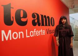 La cantautora Mon Laferte posa en la entrada de su exhibición de arte llamada Te amo.