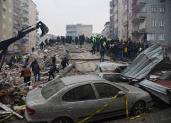 Devastador terremoto deja 1.800 muertos en Turquía y Siria: videos muestran dramáticas escenas; 2.818 edificios se derrumbaron