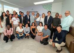 Los estudiantes de Cincinnatus sede Guayaquil, junto a los directivos de la fundación internacional y representantes de la empresa Ferremundo, en el evento de inauguración de las instalaciones.