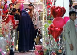 En Afaganistán una mujer compra un detalle por el Día de San Valentín, una fecha que se había popularizado en este país, pero que actualmente el ministerio de Prevención del Vicio y Promoción de la Virtud ordena evitar celebrar la Fiesta de los Enamorados.