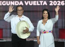 Los candidatos presidenciales de Perú, Keiko Fujimori, por el partido Fuerza Popular, y Roberto Sánchez, por el partido Juntos por el Perú, saludan durante un debate en Lima el 31 de mayo de 2026.