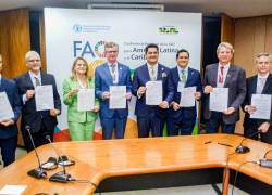 Los representantes de Ecuador y Brasil, así como del sector productivo privado, en la firma del acuerdo para desarrollar variedades de banano resistentes al Fusarium R4T y Moko.