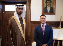 Fotografía cedida por la Presidencia de Ecuador del mandatario ecuatoriano, Daniel Noboa (d), junto al ministro de Estado para la Inteligencia Artificial (IA), la Economía Digital y las Aplicaciones del Trabajo Remoto de Emiratos Árabes Unidos, Omar Sultan Al Olama.