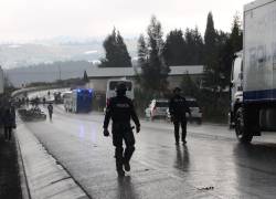La Policía despejando un cierre vial en la ruta Tabacundo - Cajas y Cayambe.