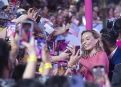 La actriz australiana Margot Robbie, firma autógrafos hoy durante la alfombra rosa de la película Barbie, en Parque Toreo Central en Ciudad de México (México). EFE/Isaac Esquivel