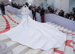 La cantante Rihanna se robó las cámaras con un look premama, con un vestido blanco de Valentino, con el que honró al Káiser de la moda, pues no solo escogió el color blanco para desfilar en las escalinatas de la Met Gala 2023, sino que también sumó con detalles como sus gafas con pestañas y los guantes de ópera.