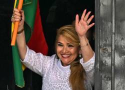 La expresidenta de Bolivia, Jeanine Áñez, saluda al ser liberada de la prisión de mujeres de Miraflores en La Paz, este 6 de noviembre de 2025.