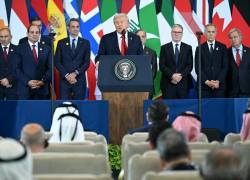 El presidente de Estados Unidos, Donald Trump (centro), habla durante la Cumbre de Paz de Sharm el-Sheikh en la ciudad turística egipcia de Sharm el-Sheikh, en el Mar Rojo, el 13 de octubre de 2025.