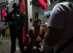 Fotografía del operativo que muestra a uno de los detenidos dentro de una vivienda de la Nueva Prosperina.