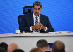 El presidente de Venezuela, Nicolás Maduro, observa durante la Reunión de Juristas en Defensa del Derecho Internacional en el Hotel Eurobuilding en Caracas el 14 de noviembre de 2025.