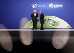 Primer Ministro británico, Boris Johnson, (D) y el Secretario de las Naciones Unidas, Antonio Guterres, duranate la conferencia por el cambio climático en Glasgow.
