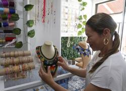 La emprendedora Natalia Vides, propietaria de Naty Accesorios, muestra sus productos en su almacén en Ovejas (Colombia); en América Latina y el Caribe, las mujeres son -en general- mejores pagadoras de sus créditos que los hombres. Los microcréditos las ayudan a impulsar sus pequeños negocios.