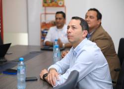 Fotografía de Carlos Zaldumbide en una reunión con la empresa Tonicorp.