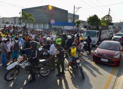 Familiares de reos fallecidos esperan en los exteriores de la morgue la entrega de los cuerpos.