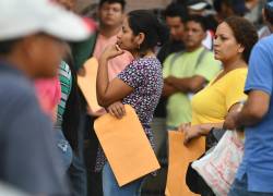 Varias personas hacen fila en los exteriores de una empresa privada en Manta ante una convocatoria para nuevas plazas de empleo.
