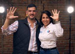 Fotografía en la que aparece Alvarez junto a la entonces candidata correísta, Luisa González.