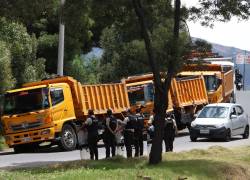 Volqueteros se movilizan en el sector del troje en Quito.