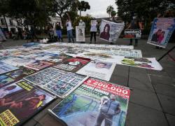 Un mural en una calle del casco histórico de Quito y un plantón frente a la Presidencia de la República recordaron personas desaparecidas.