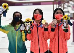 La brasileña Rayssa Leal (plata), la japonesa Momiji Nishiya (oro) y la japonesa Funa Nakayama (bronce) posan durante la ceremonia de entrega de medallas de la ceremonia del podio de la final de calle femenina de skate de los Juegos Olímpicos de Tokio.