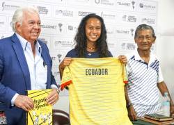 La tenista Leylah Fernández, el presidente de la FET, Danilo Carrera Drouet (i), y el extenista Miguel Olvera Mora (d), mientras participan en una rueda de prensa en Guayaquil este miércoles