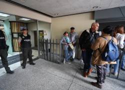 Ciudadanos venezolanos esperan información a las afueras del consulado de Venezuela, tras el anuncio del presidente Nicolás Maduro del cierre de la Embajada y consulados, en Quito.