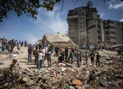 Rescatistas y voluntarios buscan víctimas entre los escombros de los terremotos.