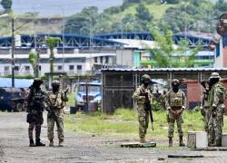Personal militar realiza guardia durante un recorrido para verificar el refuerzo de la seguridad en los pabellones con el fin de prevenir disturbios, en la Penitenciaría del Litoral en Guayaquil.