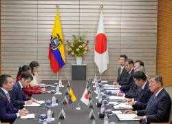 El presidente ecuatoriano, Daniel Noboa (3-i), y el primer ministro japonés, Shigeru Ishiba (d), asisten a una reunión en la oficina del primer ministro en Tokio, Japón, el 28 de agosto de 2025.
