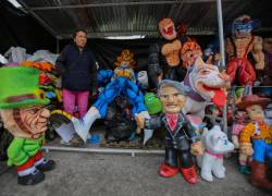 Fotografía de monigotes o muñecos de personajes políticos y ficticios puestos a la venta en una calle, hoy en Quito (Ecuador). Durante los últimos días del 2023 se intensifica la venta de monigotes, la quema de estas figuras en los últimos minutos del 31 de diciembre es una tradición Ecuatoriana. EFE/ Julio Estrella