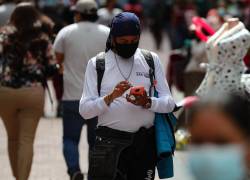 Una persona revisa su celular en las calles de Quito (Ecuador).