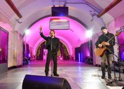 Bono cantó varias melodías, entre ellas Stand by me, en una estación de metro de Kiev, capital de Ucrania.