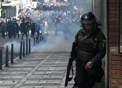 Manifestantes se enfrentan a la policía antidisturbios durante una protesta que exige la renuncia del presidente boliviano Rodrigo Paz, en La Paz, el 18 de mayo de 2026.