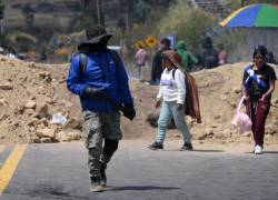 Fotografía que muestra a grupos indígenas bloqueando la Carretera Panamericana en el sector de Guachala, cerca de Quito, el 22 de septiembre de 2025.