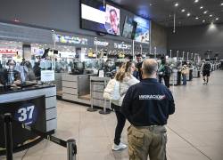 Vista general del área de inmigración del aeropuerto internacional El Dorado en Bogotá, tomada el 2 de junio de 2023.
