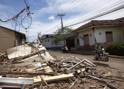 Fotografía que muestra este sábado daños en casas ocasionados por el terremoto de magnitud 7,7 ocurrido este viernes en La Villa de Los Santos.