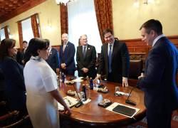 Fotografía cedida por la Presidencia de Ecuador del presidente de Ecuador, Daniel Noboa (d), junto al secretario de Estado de Estados Unidos, Marco Rubio (2-d).