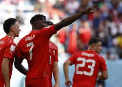 Breel Embolo celebrando después de anotar un gol frente a Camerún.