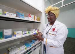 Farmaceútica almacena los medicamentos ofertados en un establecimiento de Ecuador.