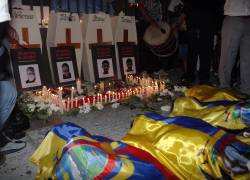 Fotografía que muestra un arreglo en homenaje a los cuatro niños del caso Las Malvinas, entre ellos Steven Medina, de 11 años.