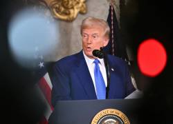 El presidente de Estados Unidos, Donald Trump, responde una pregunta mientras habla durante la firma de órdenes ejecutivas en su resort Mar-a-Lago en Palm Beach, Florida, el 18 de febrero de 2025.