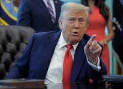 El presidente de Estados Unidos, Donald Trump, habla con periodistas después de firmar órdenes ejecutivas en la Oficina Oval de la Casa Blanca el 25 de agosto de 2025 en Washington, DC.