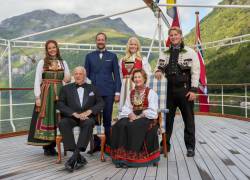 Los reyes de Noruega, Harald V., y Sonja Haraldsen. De pie la princesa Mette-Marit y su esposo, el príncipe Haakon Magnus, los acompañan sus hijos, los príncipes Ingrid Alexandra y Sverre Magnus.
