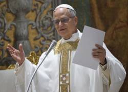 El Papa León XIV celebrando una misa con los cardenales electores en la Capilla Sixtina.