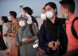 Evacuados de Kabul antes de su partida a Varsovia desde el Aeropuerto Internacional de Navoi en Uzbekistán, en Navoi, Uzbekistán