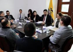 Fotografía cedida por la Presidencia de Ecuador de los familiares del equipo periodístico del diario El Comercio, asesinados en 2018, en el Palacio de Gobierno este jueves, en Quito (Ecuador).