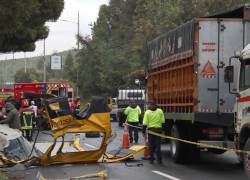 Imagen de un accidente de tránsito de transporte escolar, en el sector del Troje, en la Ave. Simón Bolívar, sentido sur norte. Fotos: ROLANDO ENRIQUEZ/API