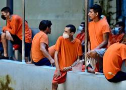 Los reclusos hacen cola para recibir atención médica en la Penitenciaria del Litoral en Guayaquil, Ecuador, el 9 de abril de 2025.