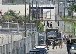 Miembros de la Policía Nacional y del Ejército custodian La Roca, la cárcel de máxima seguridad de Ecuador este jueves, en Guayaquil.